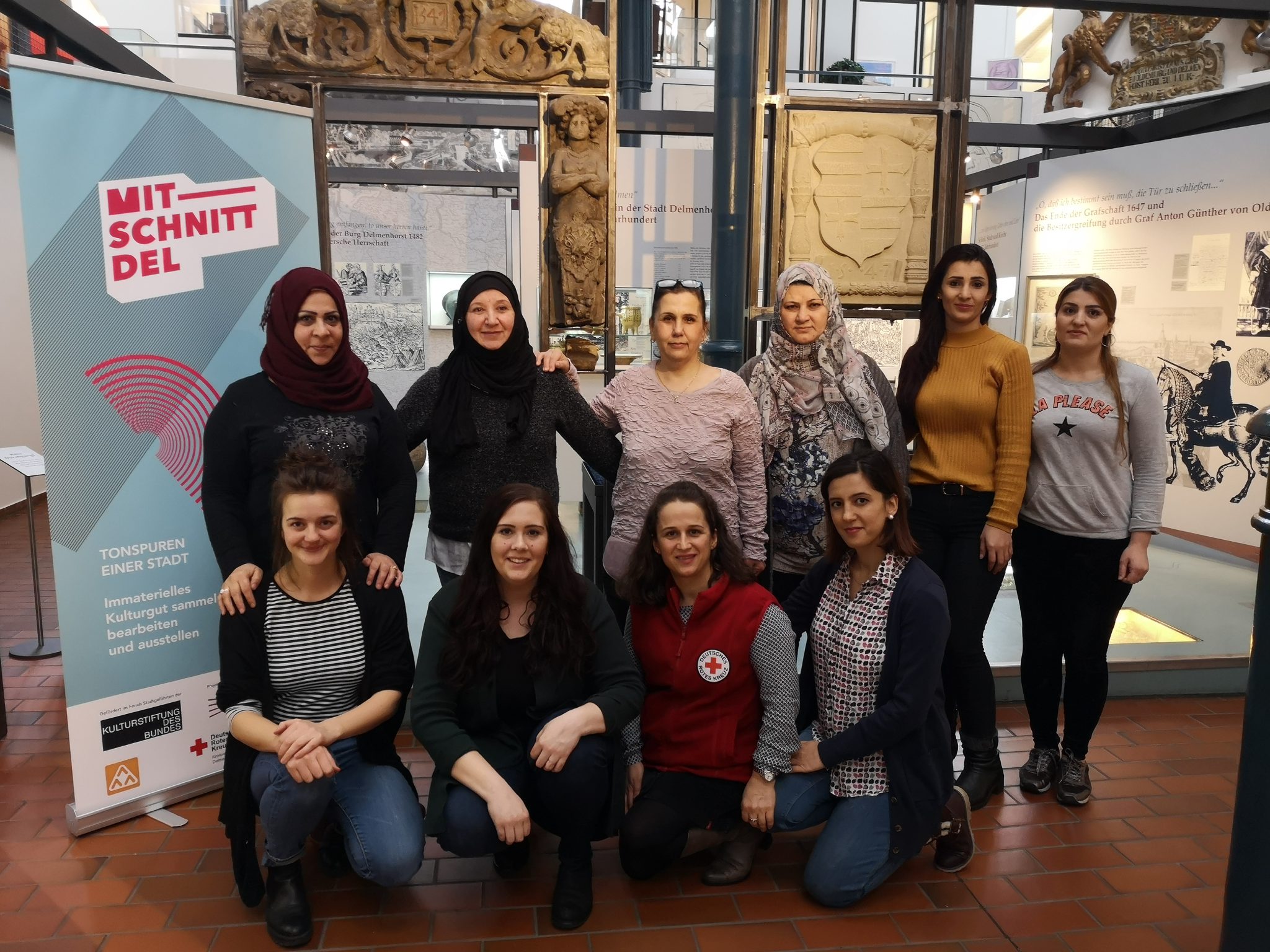 Frauenpower im Stadtmuseum: Anne Angenendt, Maike Tönjes, Ilda Grüttner und Zinap Seto (unten, v.l.) und die Teilnehmerinnen des Internationalen Frauen Kultur Cafés. (Foto: Nordwestdeutsches Museum für IndustrieKultur)