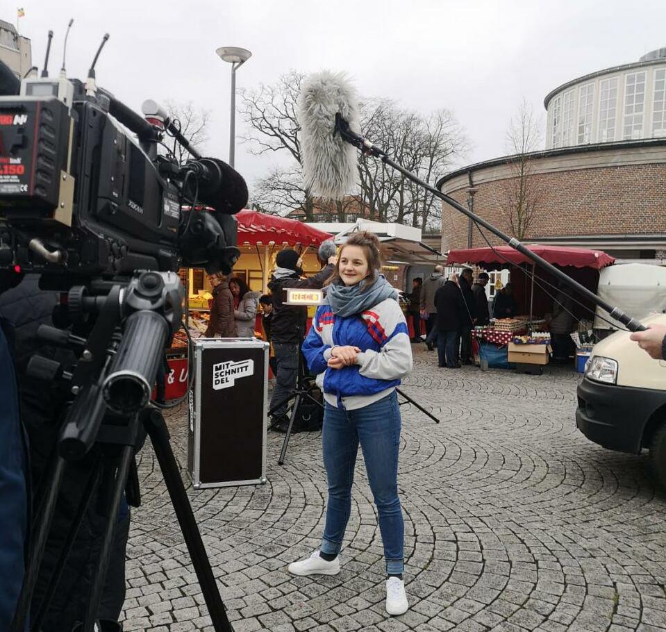 Anne Angenendt im Interview mit dem NDR auf dem Delmenhorster Wochenmarkt.