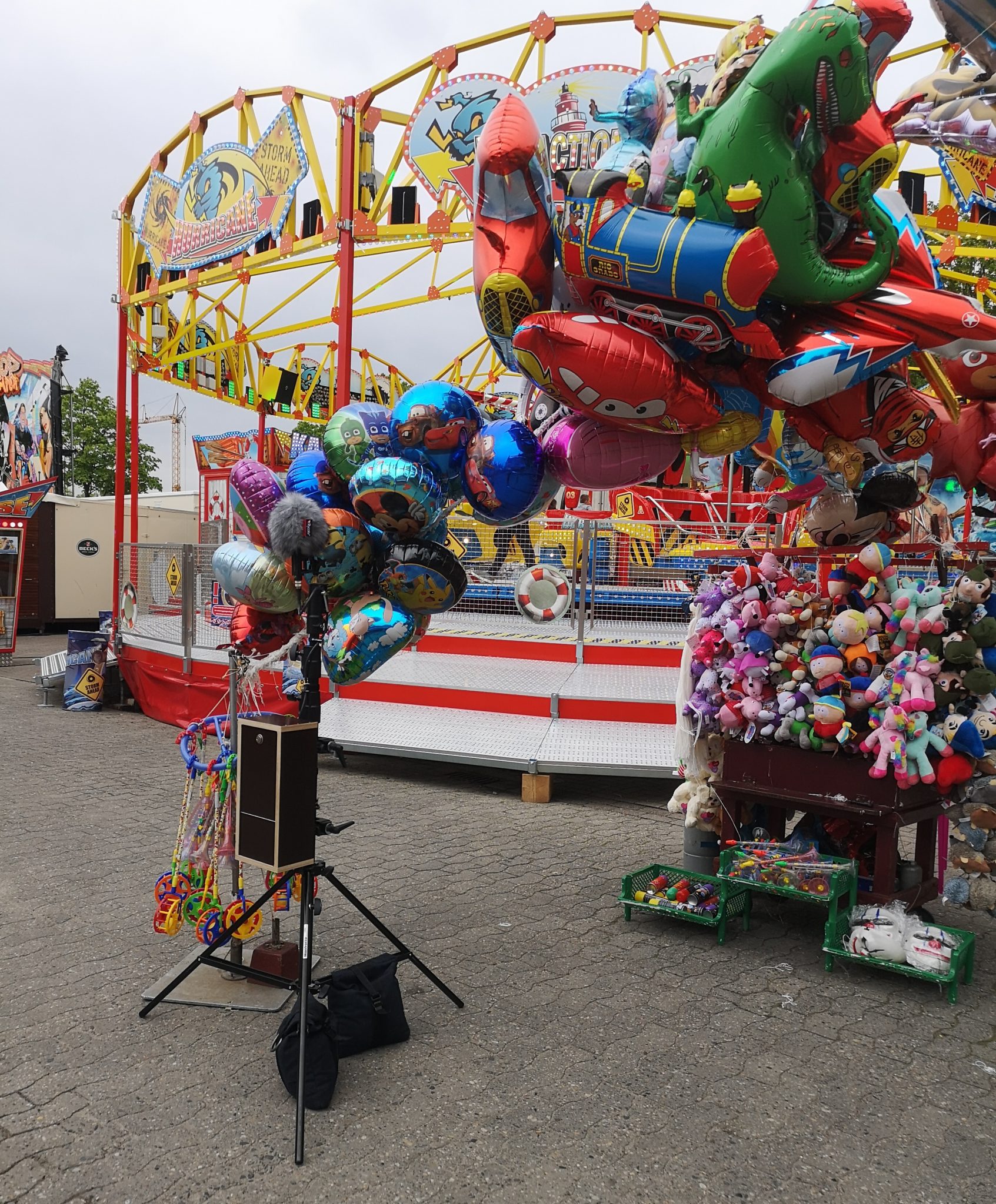 Die Aufnahmestation steht vor einem Stand an dem Luftballons verkauft werdenauf dem Delmenhorster Kramermarkt.