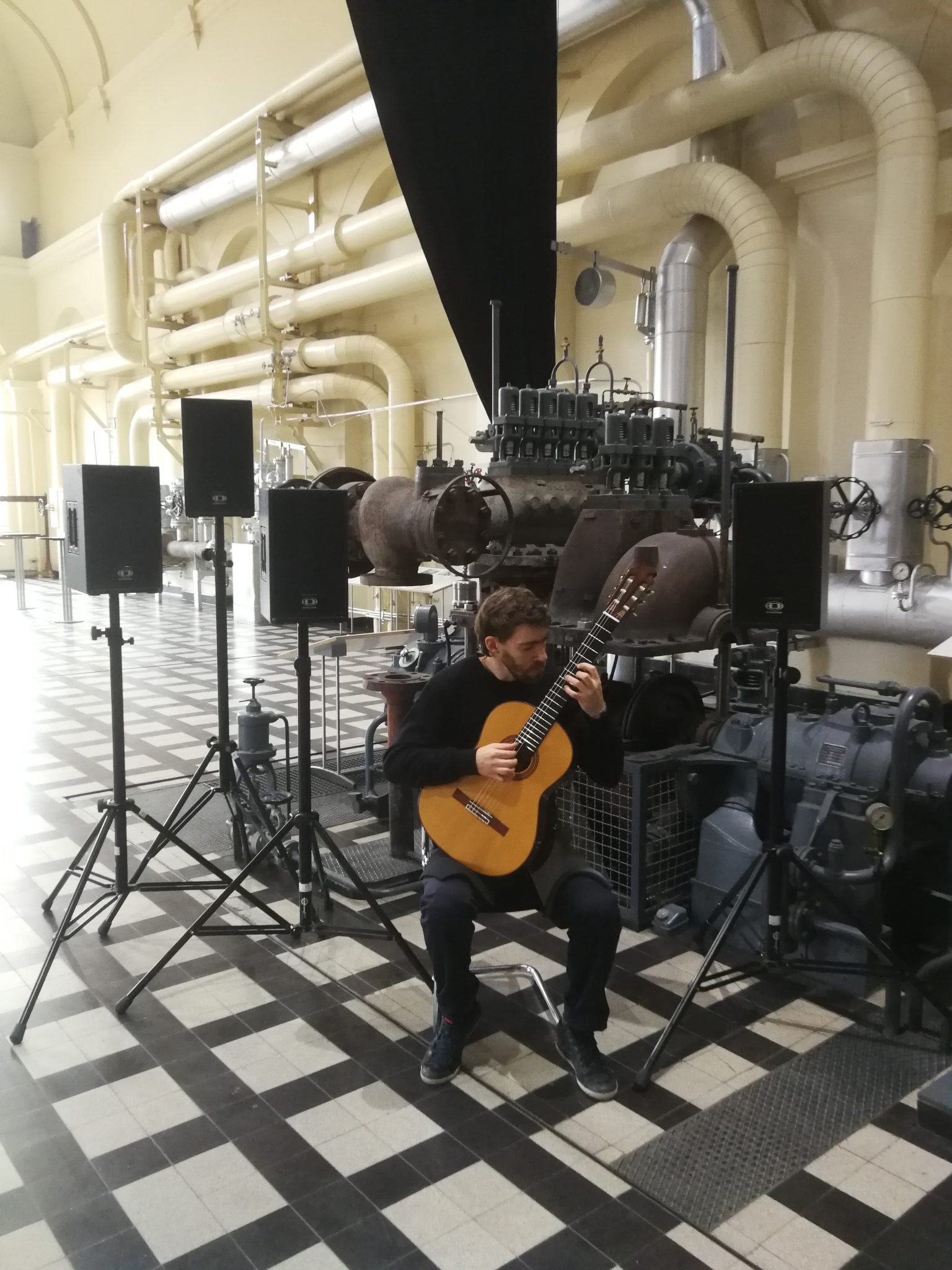 Gitarrist Jannis Wichmann spielt sich im Turbinenhaus ein.